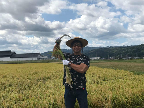 魚沼市内で稲刈りをした小島（提供・新日本プロレス）