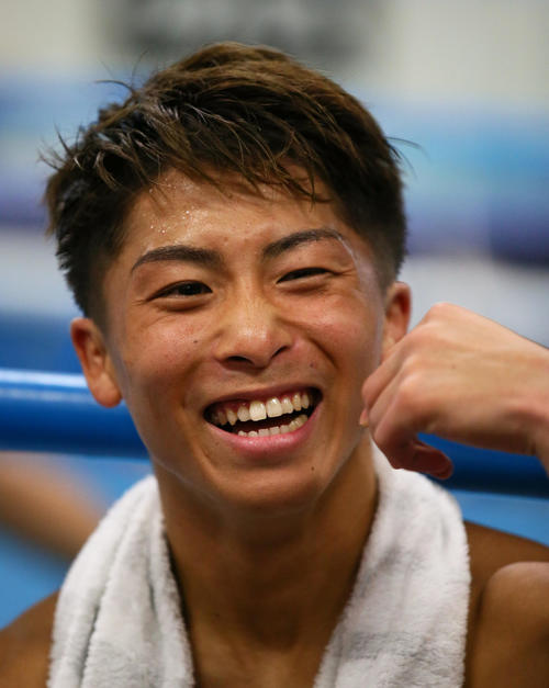 練習を終え、笑顔で取材に応じる井上尚（撮影・足立雅史）