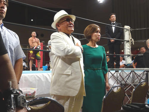 WYBC世界ヘビー級選手権を前に君が代を聞き、感極まった表情を見せる山根明会長（撮影・加藤裕一）