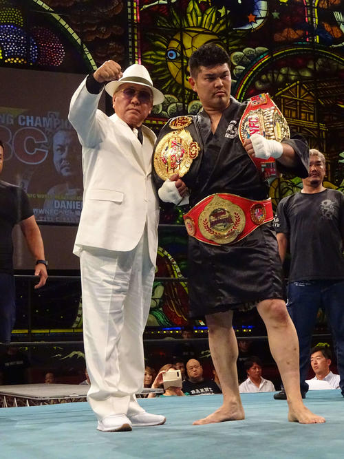 WYBC世界ヘビー級初代王者高橋知哉と記念撮影を行う山根明会長（撮影・加藤裕一）