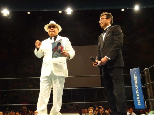 WYBC世界ヘビー級選手権の実施を宣言する山根明会長（撮影・加藤裕一）