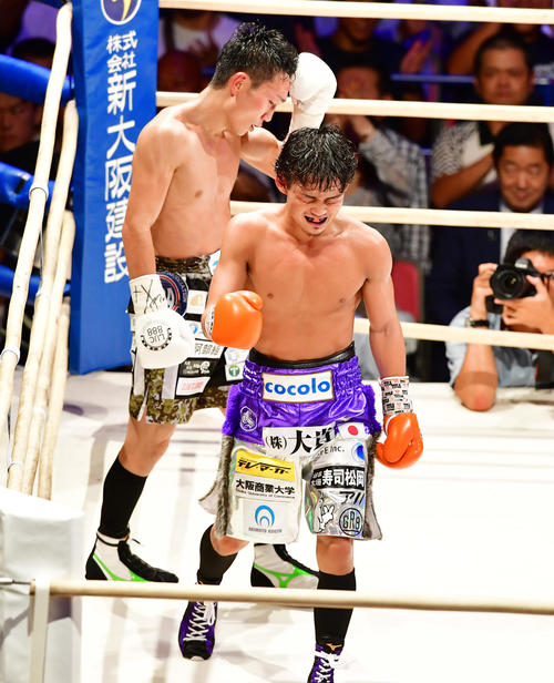 京口紘人対久田哲也　12回、試合を終えガッツポーズをみせる京口（手前）とがっくり久田（撮影・清水貴仁）
