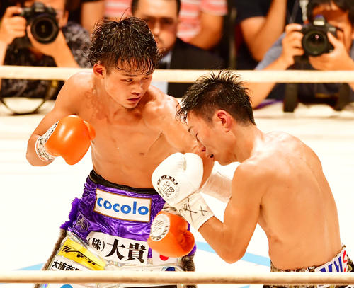 京口紘人対久田哲也　11回、久田（右）にパンチを浴びせる京口（撮影・清水貴仁）