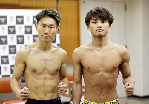 前日計量を終え、ファイティングポーズをとる京口（右）と久田（撮影・前田充）