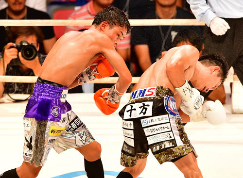 9回、久田（右）からダウンを奪う京口（撮影・清水貴仁）