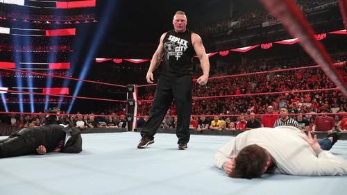 リング上で大暴れした前ユニバーサル王者レスナー（中央）（C）2019　WWE，　Inc．　All　Rights　Reserved