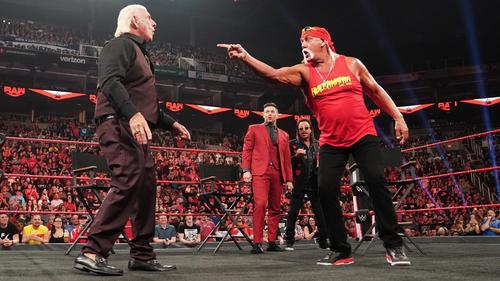 リング上でにらみ合うホーガン（右）とフレアー（C）2019　WWE，　Inc．　All　Rights　Reserved