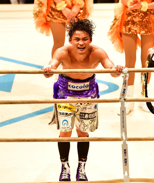 京口紘人対久保哲也　タイトルを防衛し応援団にあいさつする京口（撮影・清水貴仁）