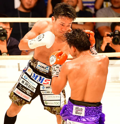 WBA世界ライトフライ級タイトルマッチ12回戦　京口紘人対久保哲也　3回、パンチを当てる久田（奥）（撮影・清水貴仁）