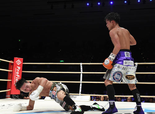 京口紘人対久田哲也　9回、京口紘人は久田哲也からダウンを奪う（撮影・奥田泰也）