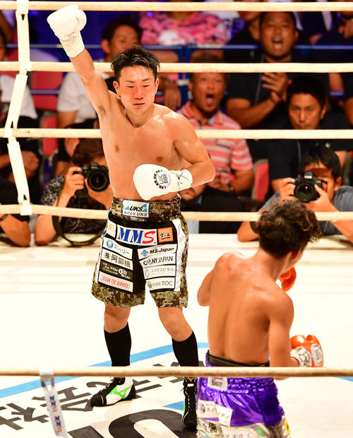 WBA世界ライトフライ級タイトルマッチ12回戦　京口紘人対久保哲也　2回、京口（手前）をぐらつかせ右手を突き上げる久田（撮影・清水貴仁）