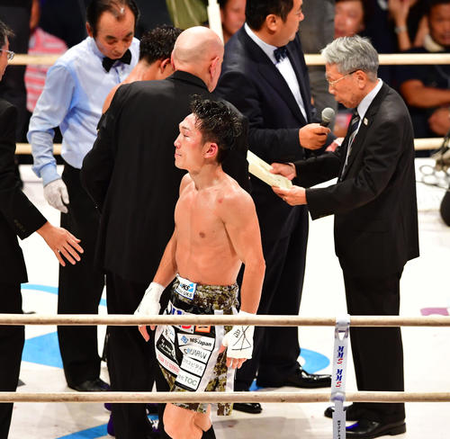 判定で敗れ厳しい顔をみせる久田（撮影・清水貴仁）