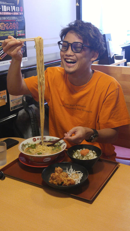 V2から一夜明けて「天下一品」のラーメンを食べるWBA世界ライトフライ級スーパー王者京口紘人