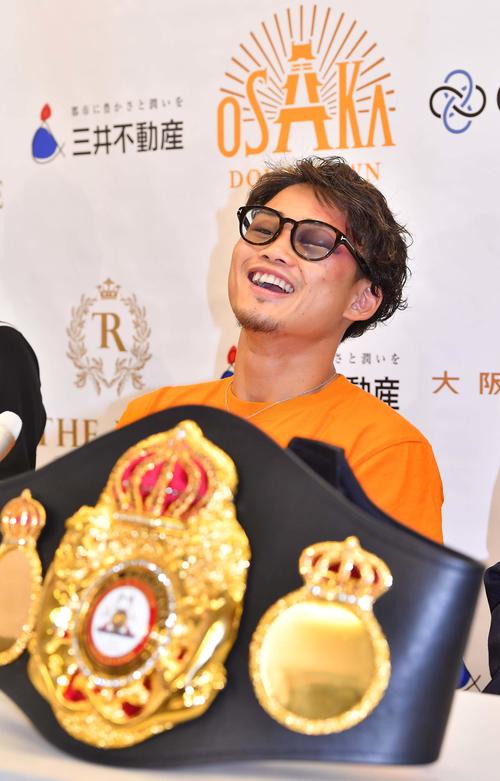 笑顔を見せながら一夜明け会見にのぞむWBA世界ライトフライ級チャンピオン京口紘人（撮影・上田博志）