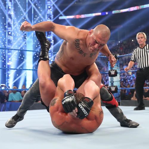 元UFCヘビー級王者ヴェラスケス（上）に襲われるWWEヘビー級王者レスナー(C)2019WWE,Inc.AllRightsReserved