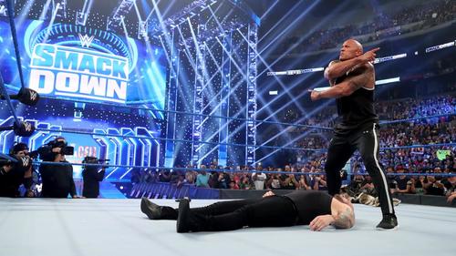 乱入してきたコービン（下）を返り討ちにするザ・ロック(C)2019WWE,Inc.AllRightsReserved