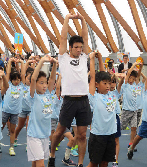 子どもたちと一緒にスーパーかけっこアタックで体を動かすWBA世界ミドル級王者村田諒太
