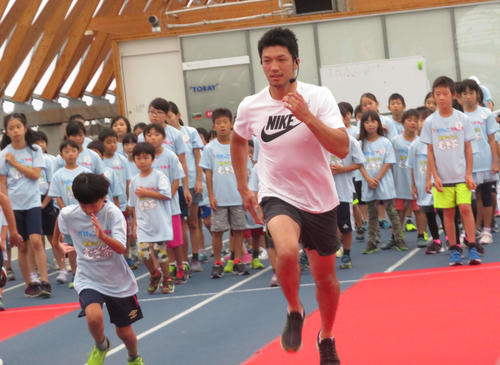 スーパーかけっこアタックで子どもたちと走るWBA世界ミドル級王者村田諒太