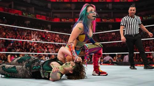 クロス（左下）にグリーンミスト攻撃を加えたアスカ（中央）（C）2019WWE,Inc.AllRightsReserved
