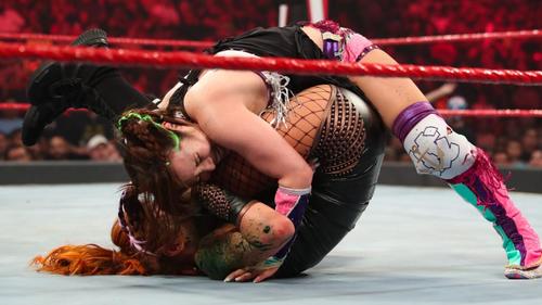 ロウ女子王者リンチ（下）を丸め込んでフォールを狙うセイン（C）2019WWE，Inc．AllRightsReserved