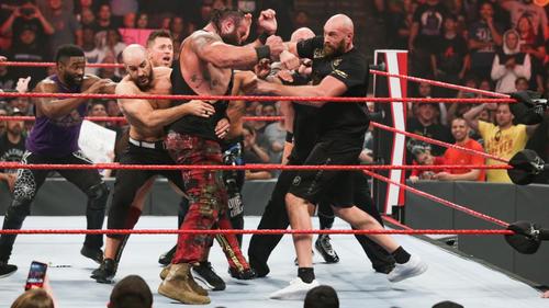 WWEのリングで巨獣ストローマン（左から3番目）と乱闘する元3団体統一ヘビー級王者フューリー（右端）（C）2019WWE，Inc．AllRightsReserved