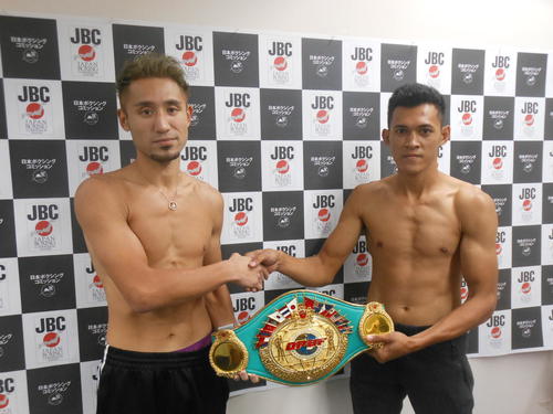 計量をクリアして3冠を狙う吉野修一郎（左）と対戦するハルモニート・デラ・トーレ