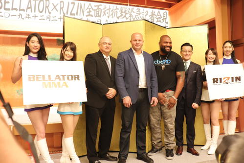 12月29日のベラトール日本大会での対戦が決まったヒョードル（中央左）とクイントン・“ランペイジ”・ジャクソン。左がベラトールのコーカー代表、右がRIZIN榊原信之実行委員長