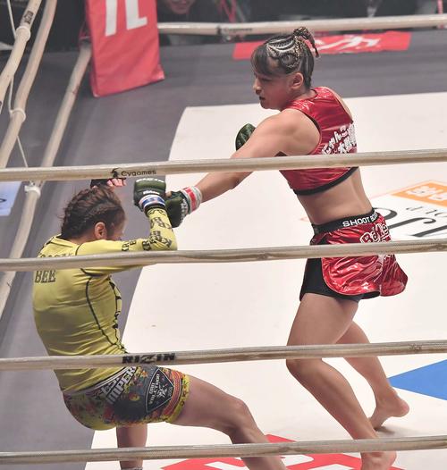 アレキサンドラ・アルヴァーレ（左）にKO勝利するRENA（撮影・上田博志）