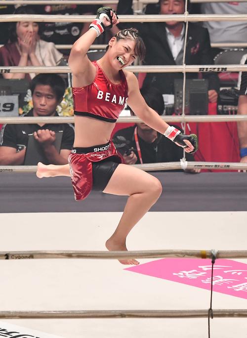 アレキサンドラ・アルヴァーレに勝利しジャンプして喜ぶRENA（撮影・上田博志）