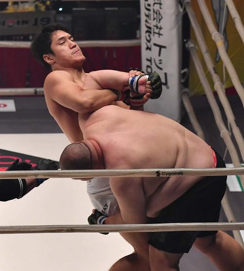 キム・チャンヒ（右）の腕を決めるシビサイ頌真（撮影・上田博志）