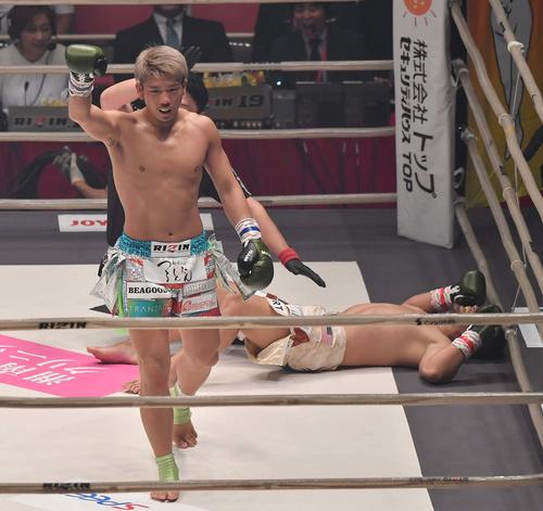 1回、HIROYAに蹴りを見舞いKO勝利する小西拓槙（撮影・上田博志）