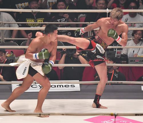 大雅に右キックを見舞う白鳥大珠（右）（撮影・上田博志）