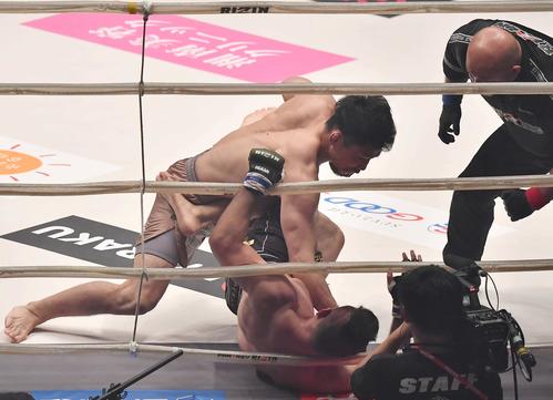 マルコス・ヨシオ・ソウザにパンチを見舞う中村K太郎（撮影・上田博志）