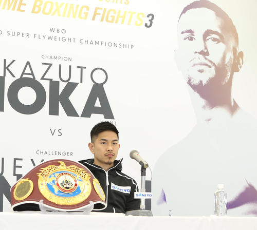 挑戦者シントロンのパネルの前で意気込みを語る井岡（撮影・佐藤成）