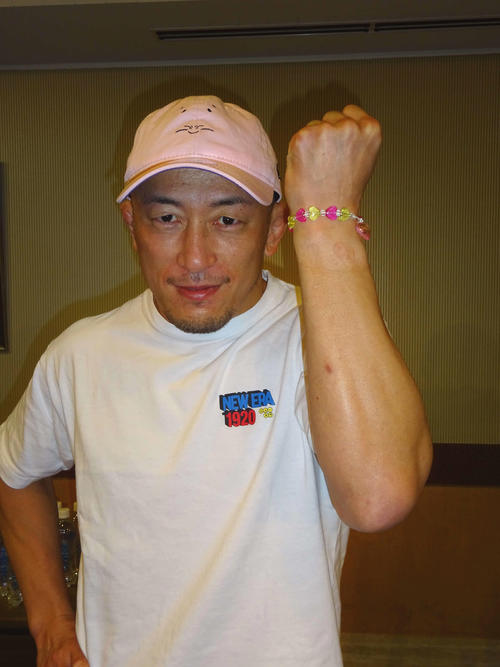 RIZINライト級GPのトーナメント初戦への意気込みを語った41歳、川尻達也。左手首には娘手製のお守りをつけていた（撮影・加藤裕一）