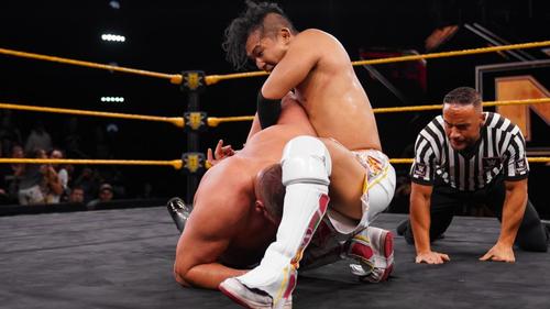 WWE・UK王者ウォルター（左端）にホバーボードロックを仕掛けるKUSHIDA（中央）（C）2019 WWE, Inc. All Rights Reserved