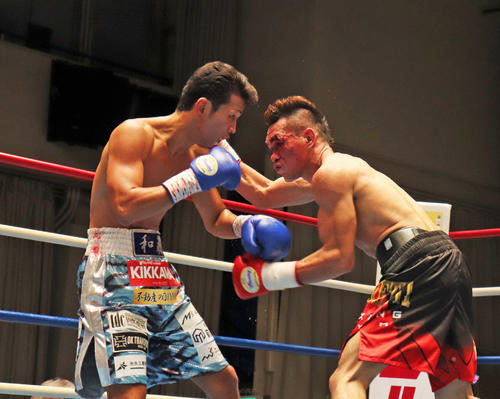 ジュンリエル・ラモラル（右）に3回TKOで敗れた和気慎吾（撮影・高場泉穂）