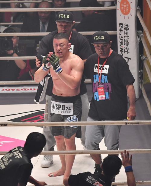 川尻達也対パトリッキー・ピットブル・フレイレ　パトリッキー・ピットブル・フレイレに敗れファンにあやまる川尻達也（撮影・上田博志）