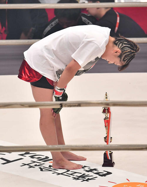RENA対アレキサンドラ・アルヴァーレ　アレキサンドラ・アルヴァーレに勝利し涙を流すRENA（撮影・上田博志）