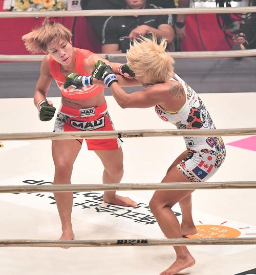 山本美憂（右）にパンチを見舞うハム・ソヒ（撮影・上田博志）