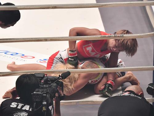 ハム・ソヒにパンチを食らう山本美憂（撮影・上田博志）