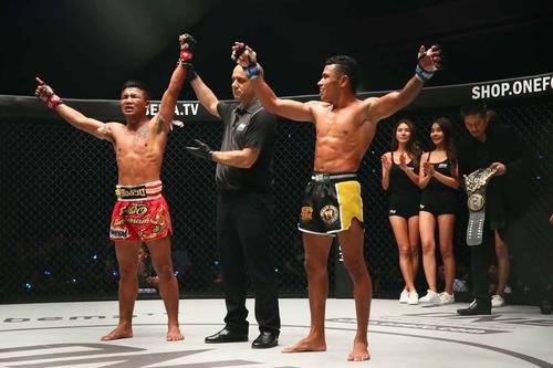 判定勝利を喜ぶロッタン（左端）（C）ONEChampionship