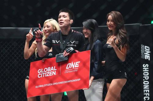 秒殺勝利を挙げた青木（左から2番目）は自信の表情(C）ONEChampionship