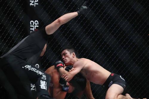 バナリオ（左）を絞めながら回転させる青木（C）ONEChampionship