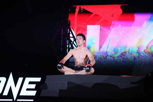 会場から大歓声を浴びながらステージであぐらをかいた青木（C）ONEChampionship