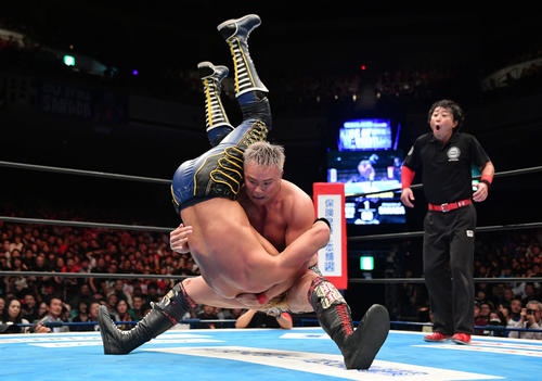 SANADA（手前）を頭から落とすオカダ・カズチカ（撮影・滝沢徹郎）