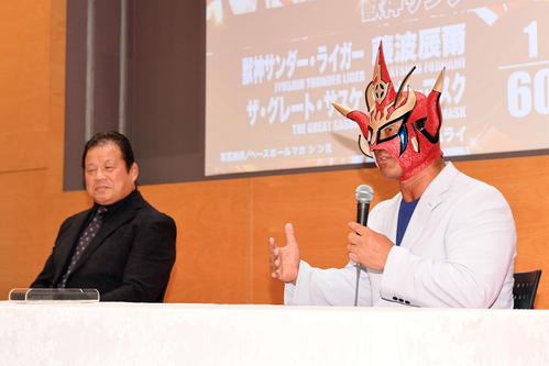 引退試合でタッグを組む藤波（奥）への思いを語る獣神サンダー・ライガー（撮影・滝沢徹郎）