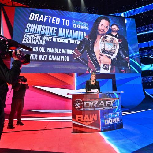 WWEドラフトでスマックダウンに指名された中邑を紹介するステファニー・マクマホン（Ｃ）2019WWE,Inc.AllRightsReserved