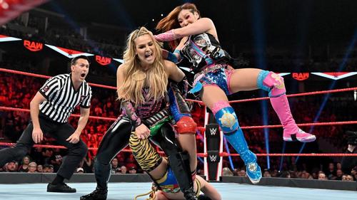 アスカ（下）をシャープシューターで苦しめるナタリア（中央）を攻めるセイン（右）（Ｃ）2019WWE,Inc.AllRightsReserved