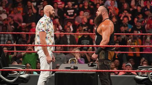 31日のWWEサウジアラビア大会の対戦調印式で向き合うボクシング元3団体統一ヘビー級王者フューリー（左）とストローマン（C）2019WWE,Inc.AllRightsReserved